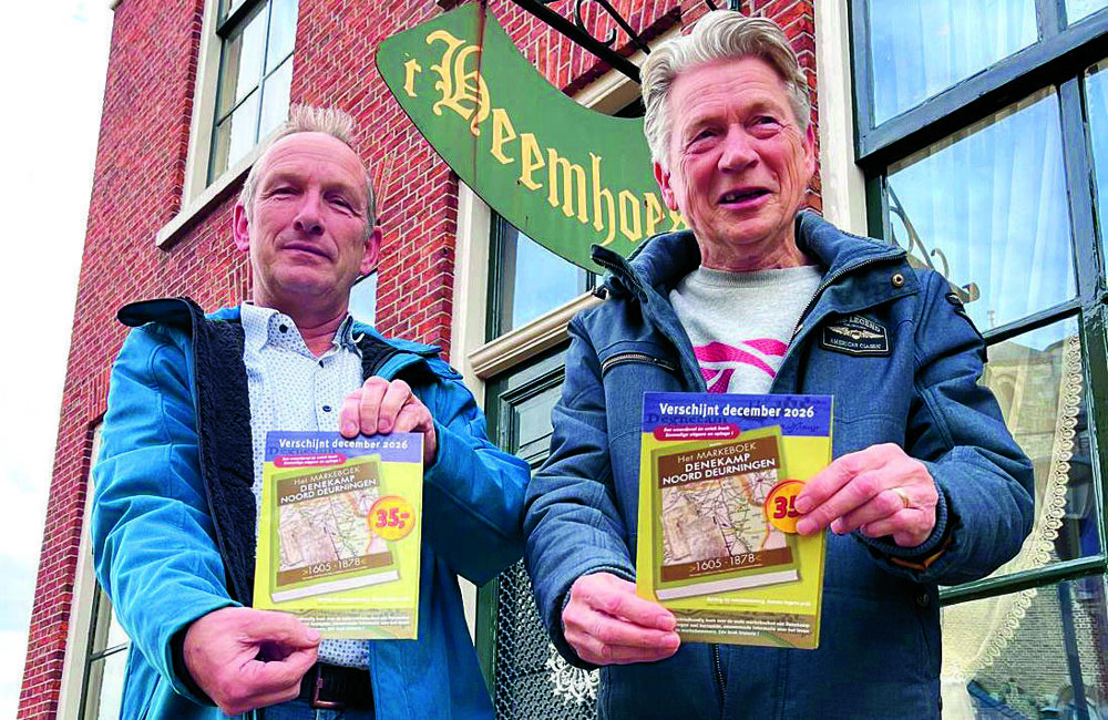Foto 1.Heemkunde bestuursleden Jan Broekhuis en Laurens Grunder met het promotiemateriaal voor het markeboek.jpeg