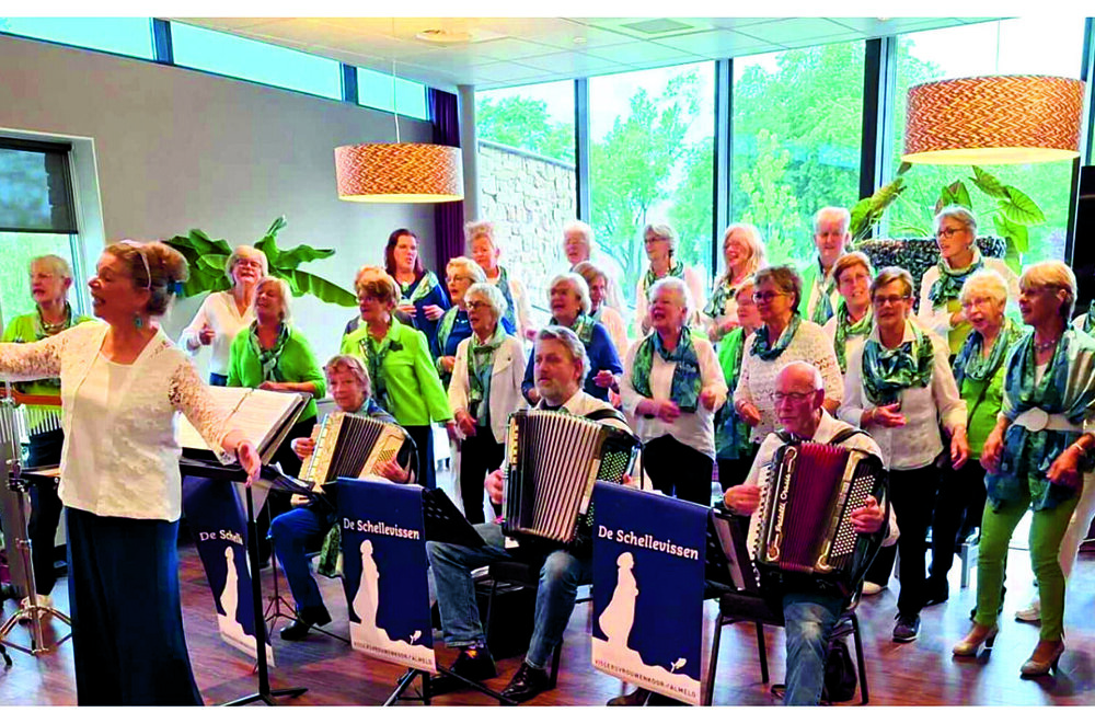 De Schellevissen De accordenist in het midden is Alexander schoemaker.jpg