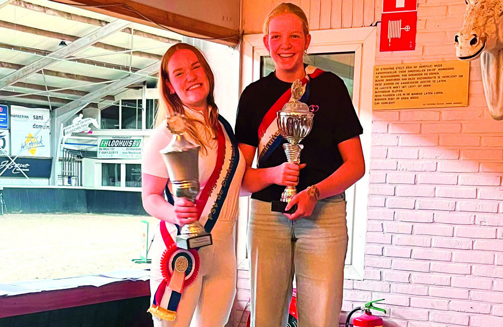 Algemeen kampioen pony’s Tess Groener en algemeen kampioen paarden Julia Wiefferink