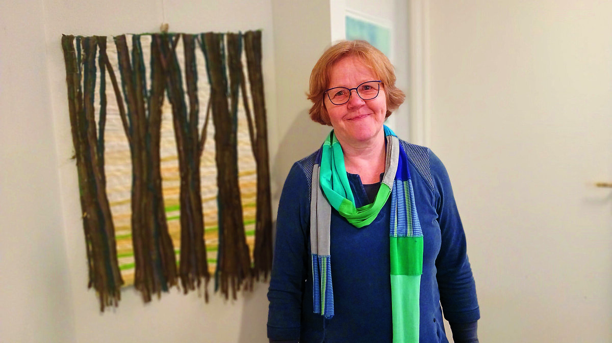 Fennie Boersema bij haar werk waarin ze stof verwerkt heeft.jpg