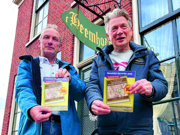 Foto 1.Heemkunde bestuursleden Jan Broekhuis en Laurens Grunder met het promotiemateriaal voor het markeboek.jpeg