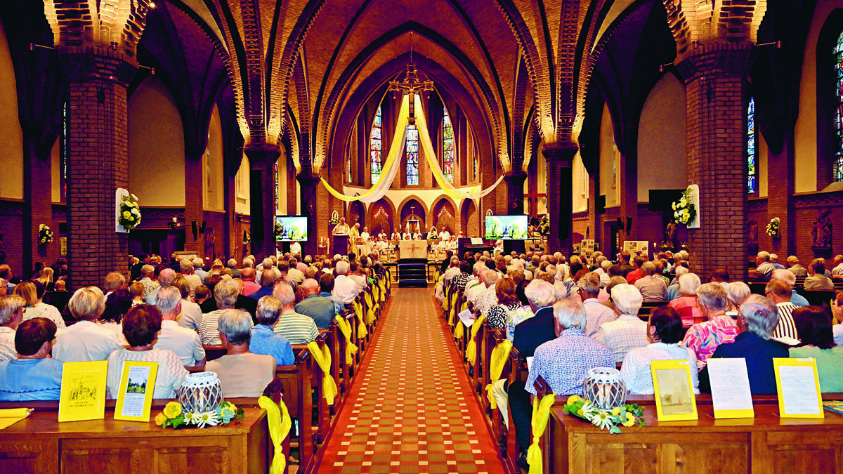 12  volle kerk jubileum mis KL