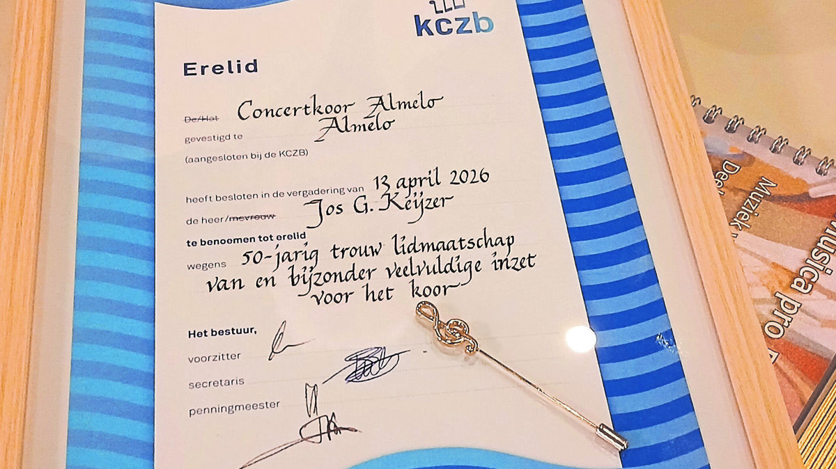 Een speciale onderscheiding in een lijst, samen met de speciale speld..jpg