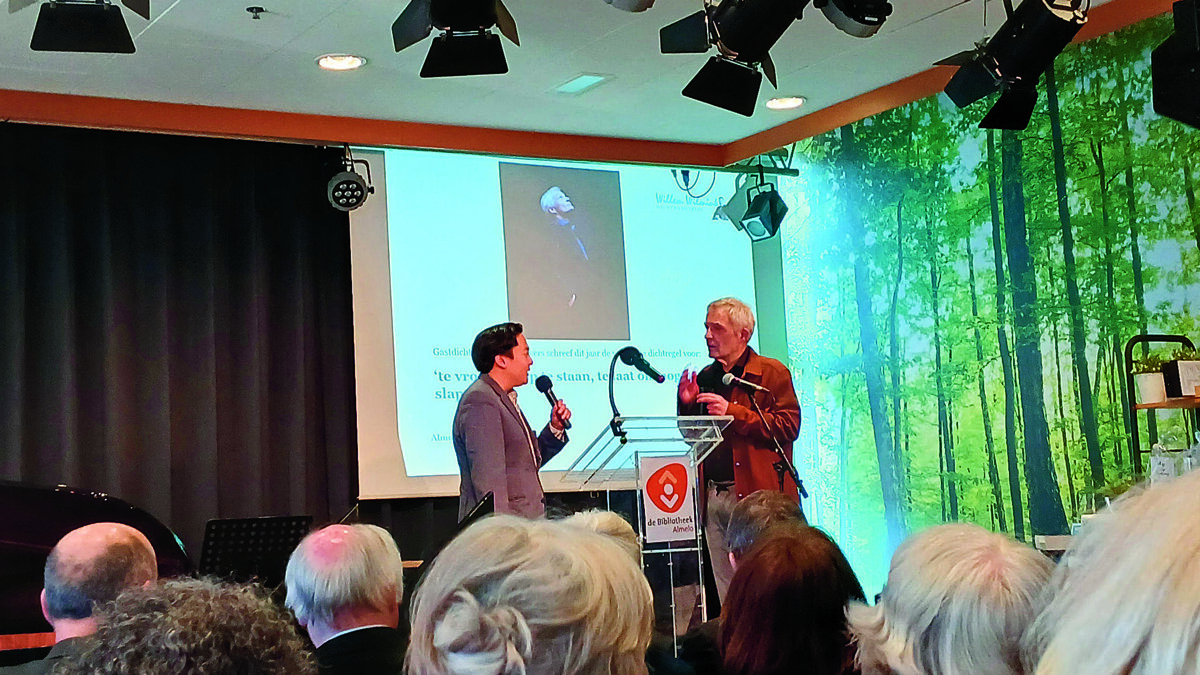 Herman in gesprek met Twan Vet de gastdichter van vorig jaar..jpg