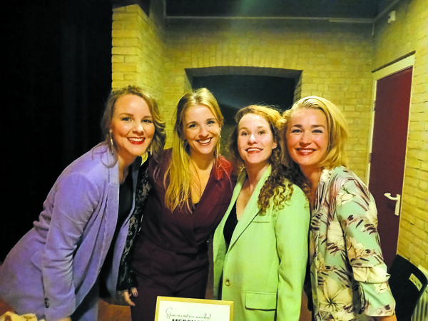 De Meisjes met de Wijsjes gaven met zijn vieren een wervelende show in de Kapelzaal van Hof 88.jpg