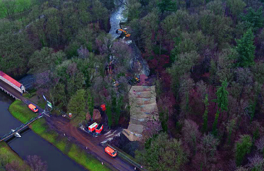 Aanleg van de nieuwe vispassage in de Dinkel naast het Schuivenhuisje.jpg