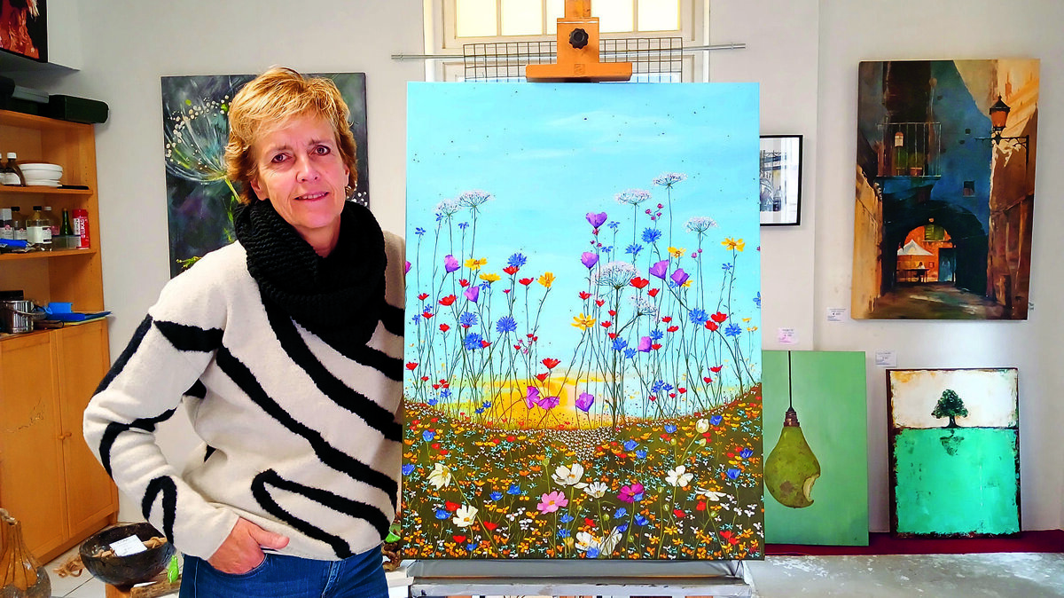 Winny Lenderink  bij haar werk dat ze in opdracht heeft gemaakt..jpg