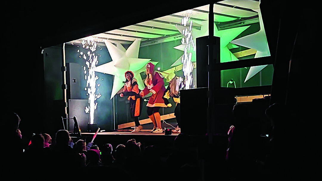 Optreden kerstmeisje en pieten.jpeg