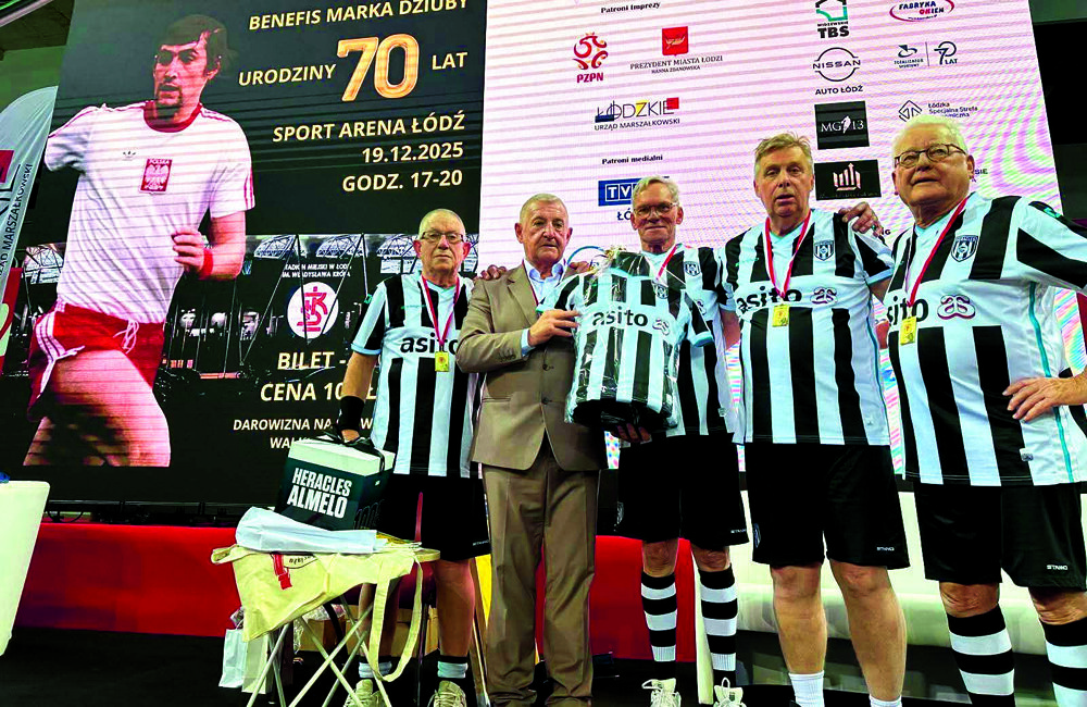 Vol trots dragen de walking footballers hun nieuwe shirt.jpg