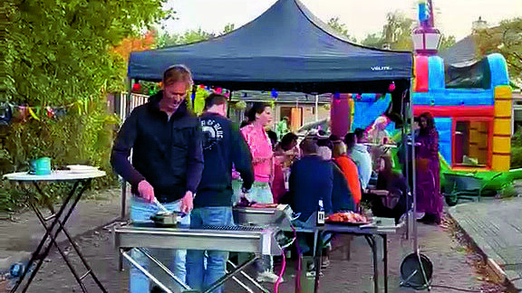 In de Bachlaan werd een grote barbeque gehouden
