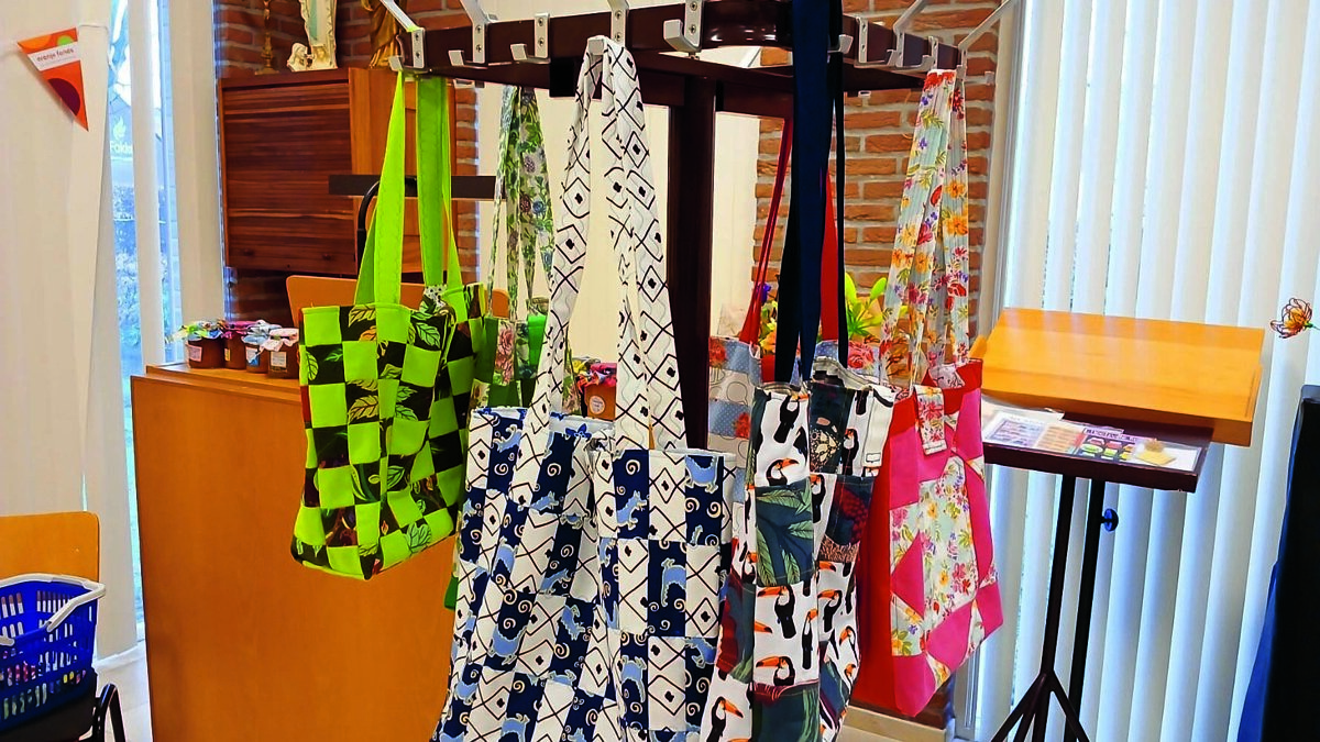 Van kleine restlapjes worden fraaie tasjes gemaakt..jpg