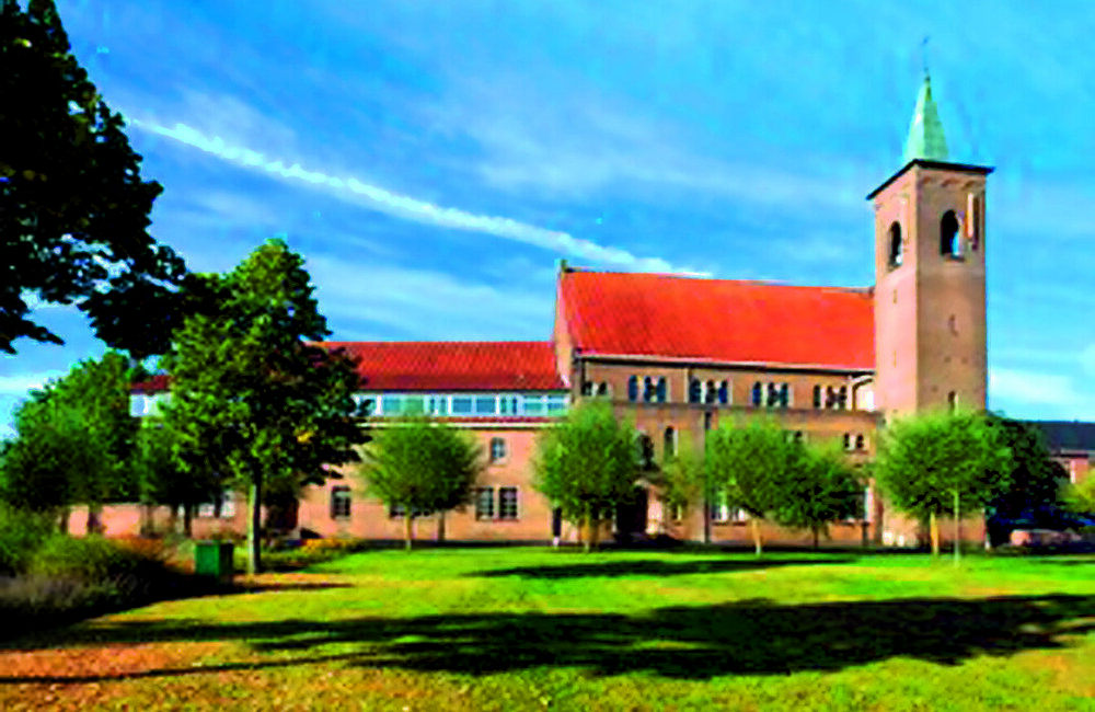 2 foto klooster vooraanzicht
