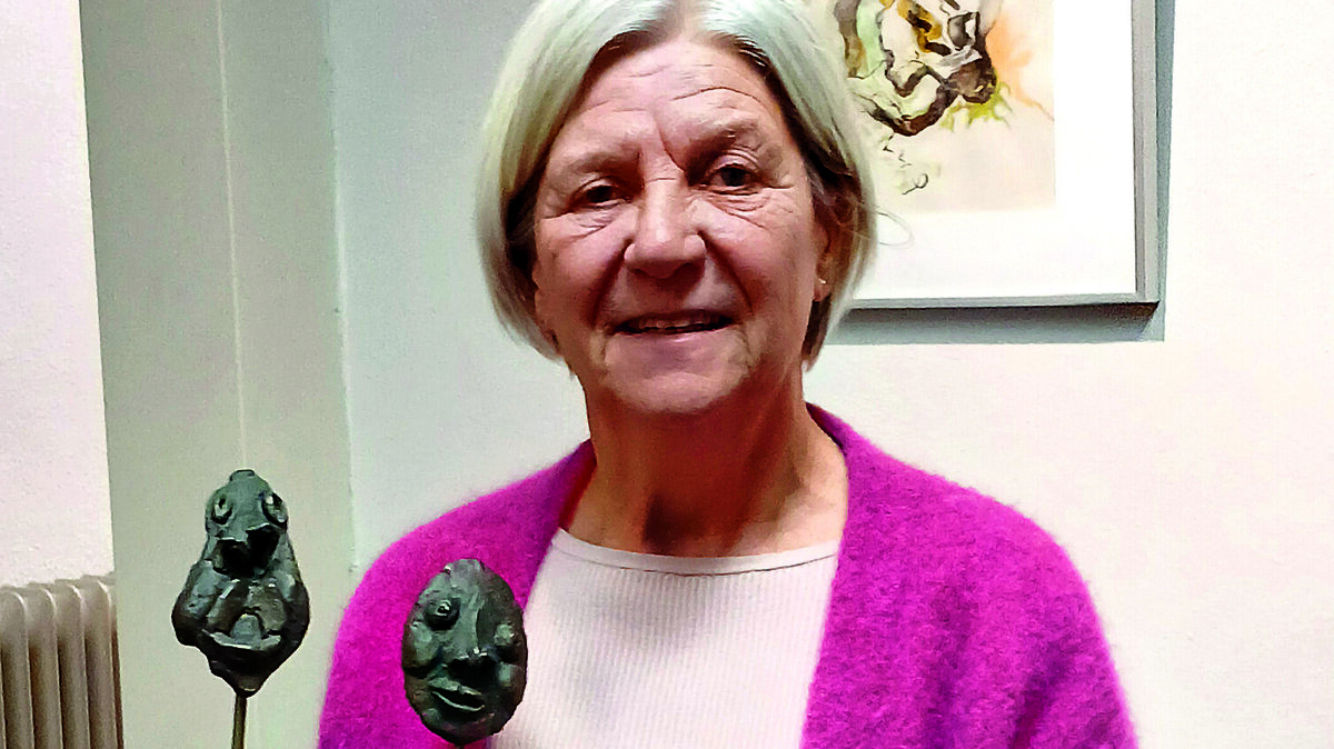 Elma Neven met een  bronzen kunstwerk.jpg
