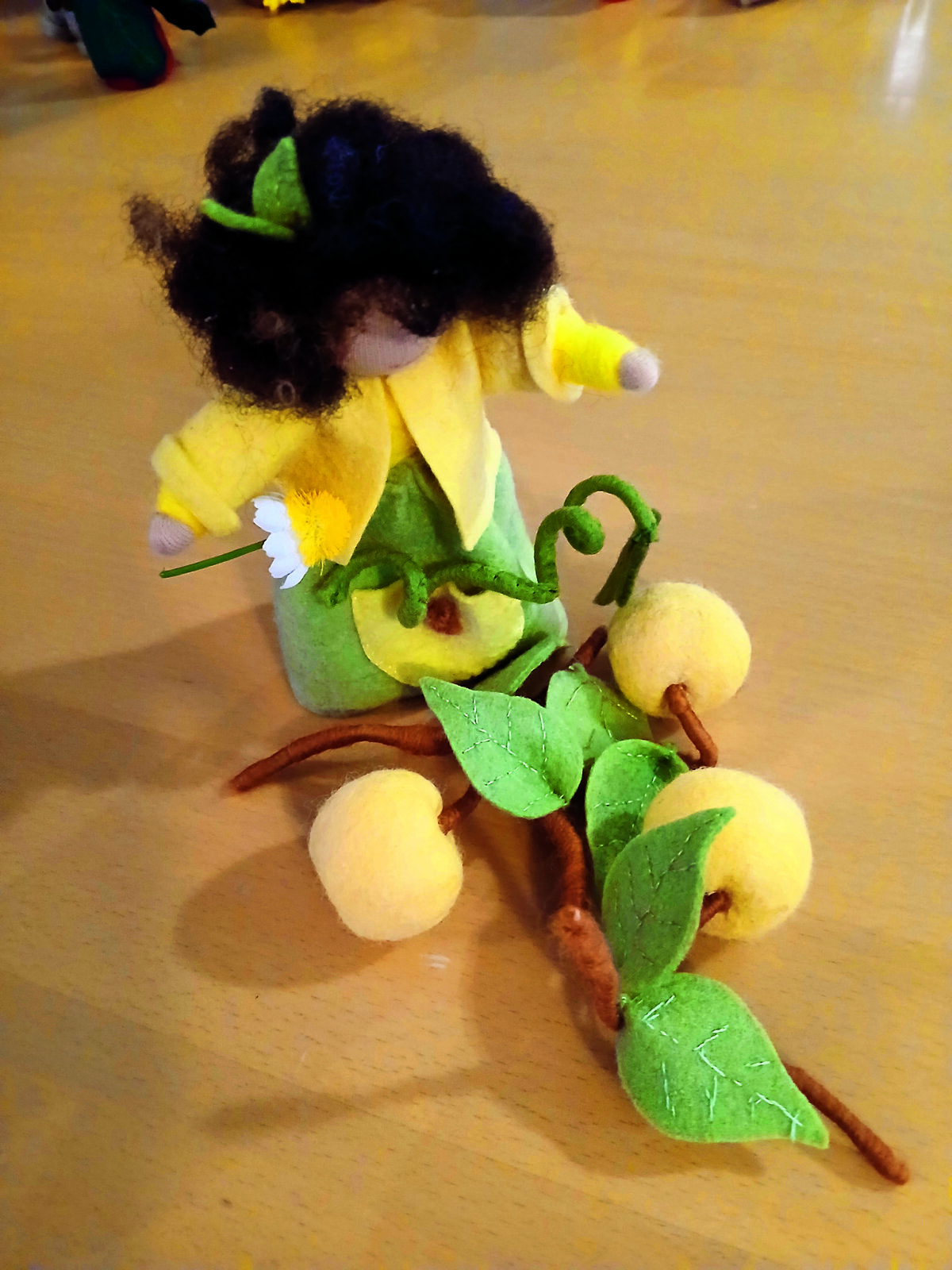 appelpoppetje met appeltjes van vervilte wol.jpg