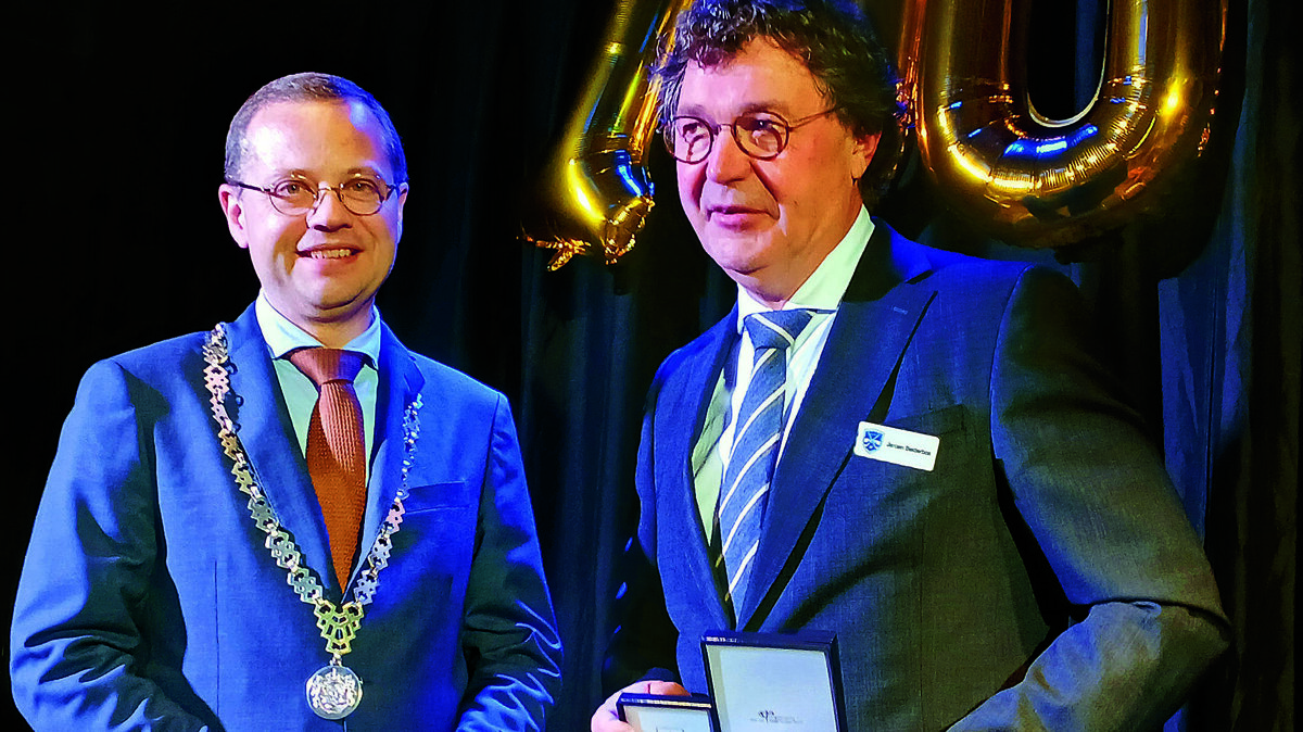 burgemeester Korteland deelt onderscheidingen uit.jpg