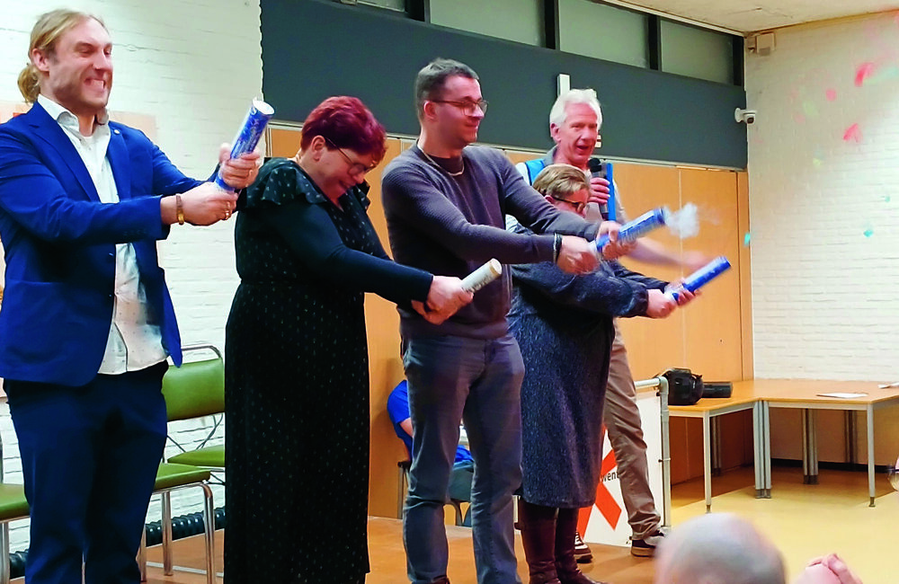 Het feest start met confettiekanonnen.jpg