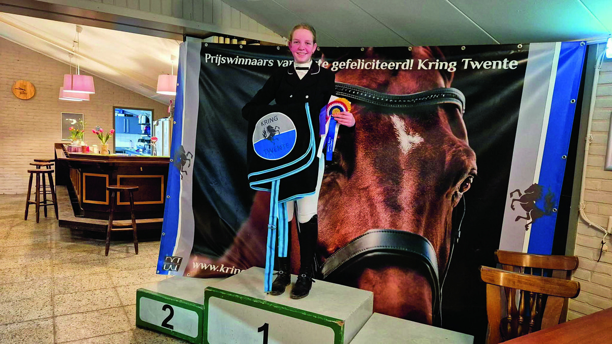 Tess Groener op het podium als kampioen in de dressuur pony’s D-E klasse Z1.jpg