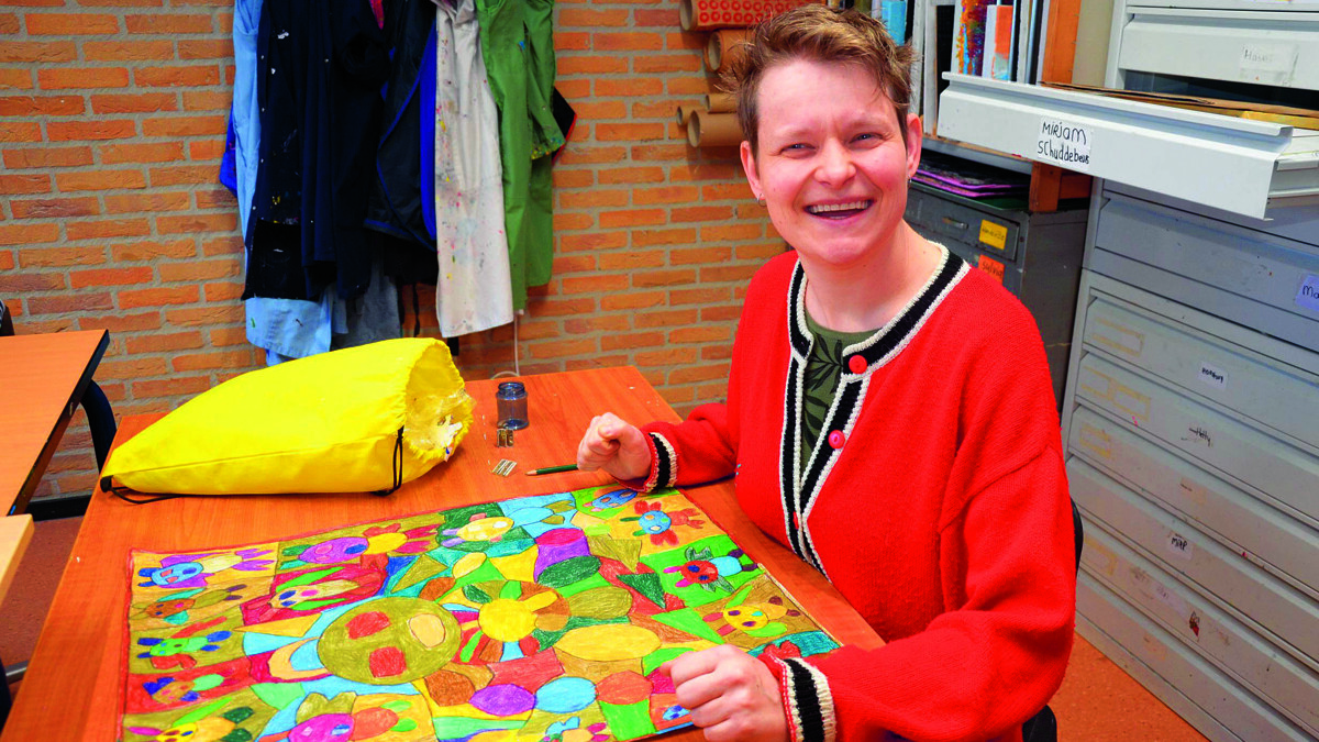 Medewerkers Artdesh maken vele mooie werken.JPG