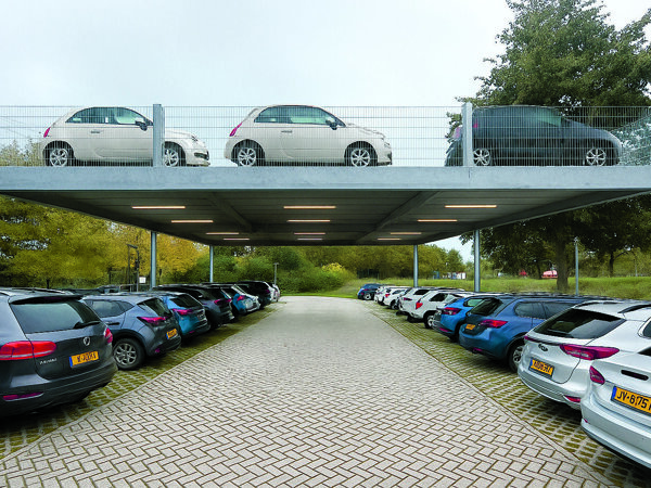Foto parkeerdek naast Rondweg.jpg