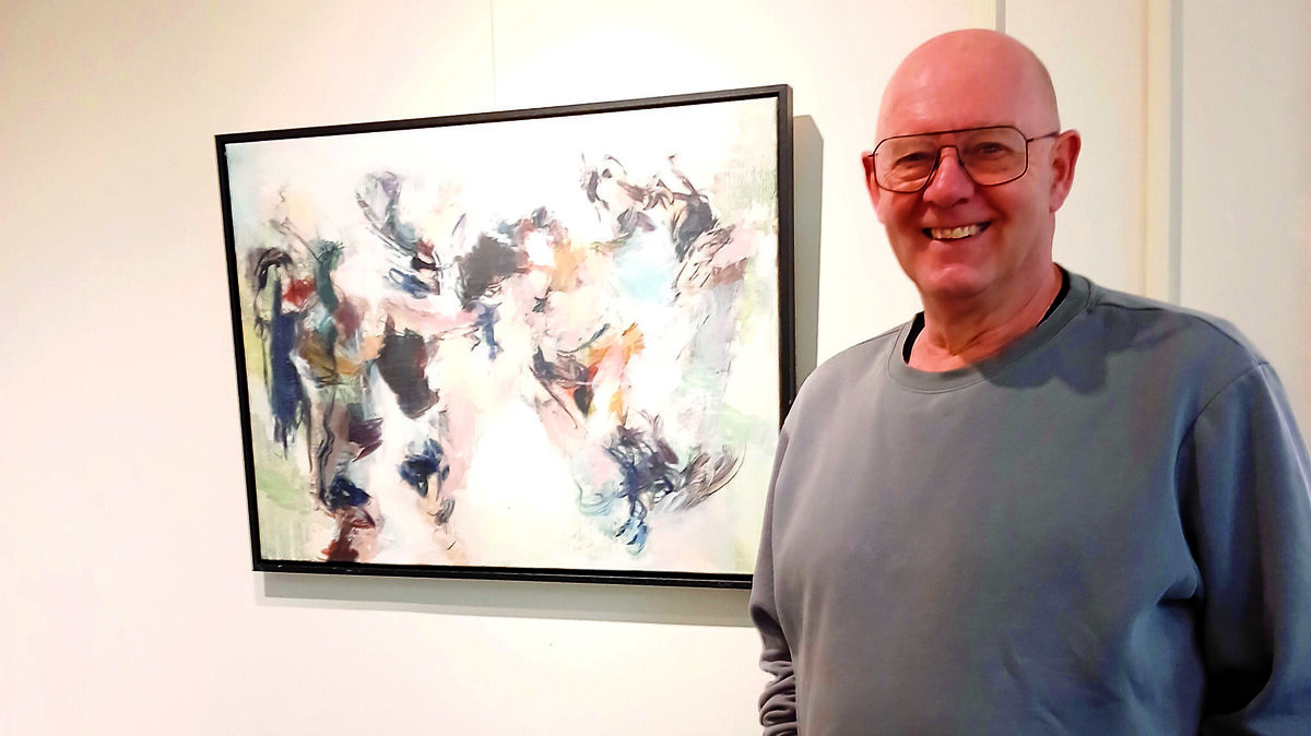 Ruud van der Meulen  bij zijn schilderij.jpg