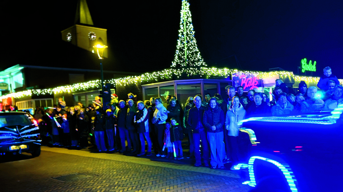 Verlichte voertuigen start met publiek.jpg