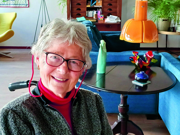 Paulien Vrolijk in haar kleurrijke woning.jpg