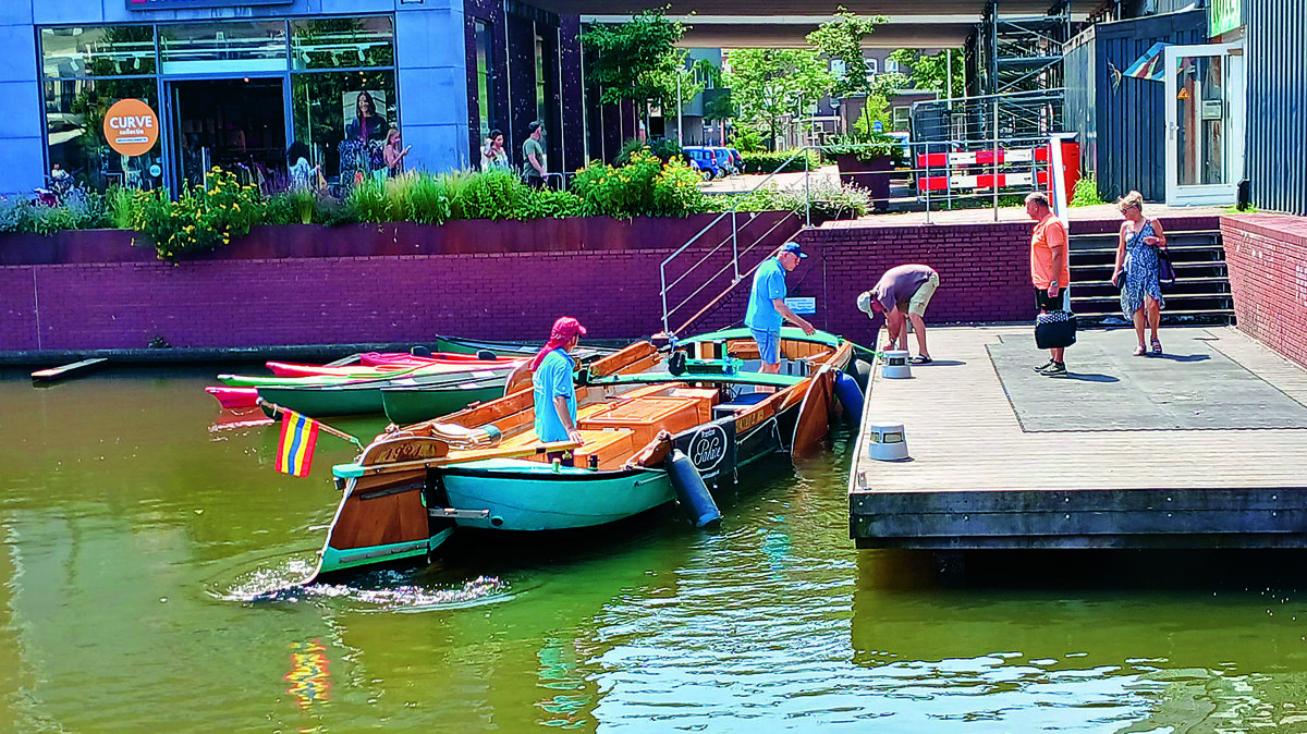 De Praam Almelo 2 wordt in gereedheid gebracht voor een rondvaart.jpg