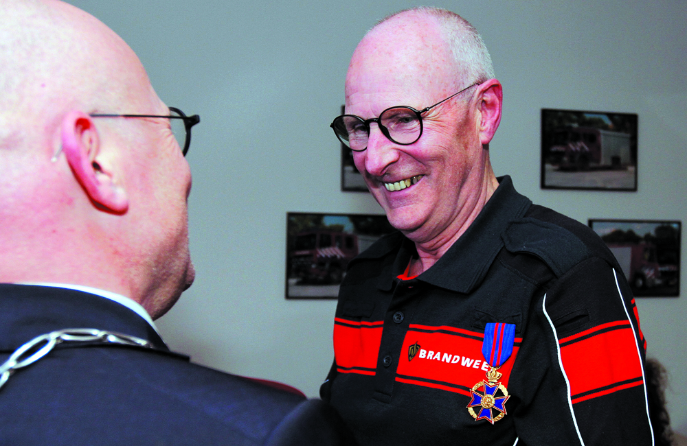 Henry Eppink 45 jaar brandweer foto Clemens Brughuis (3).JPG