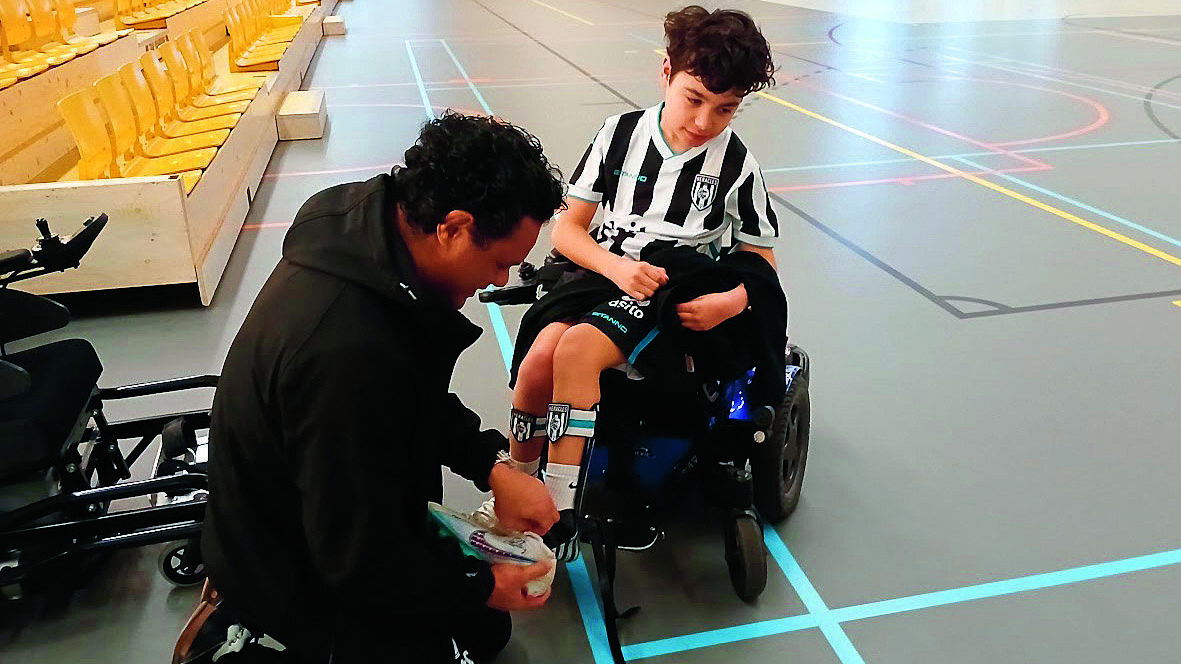 Vader Marcus helpt Ira met zijn sportschoenen.jpg