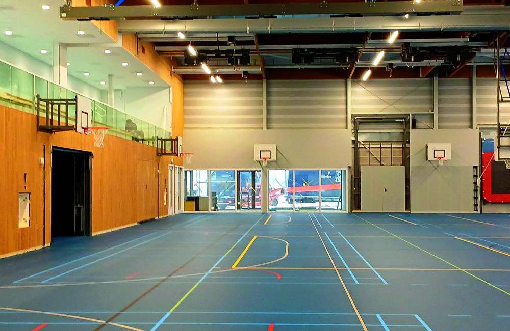 De sporthal met nieuwe vloer grootse afmeting en veel speelmogelijkheden.jpg