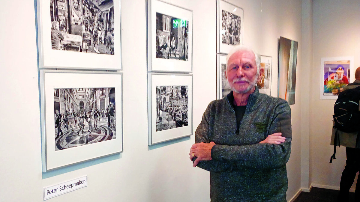 Peter Scheepmaker bij zijn indrukwekkende foto's.jpg