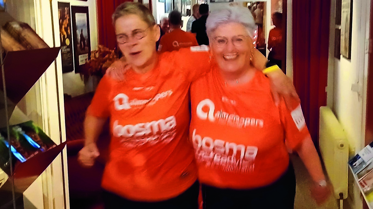 Twee dames van de Catering samen door Hof 88.jpg