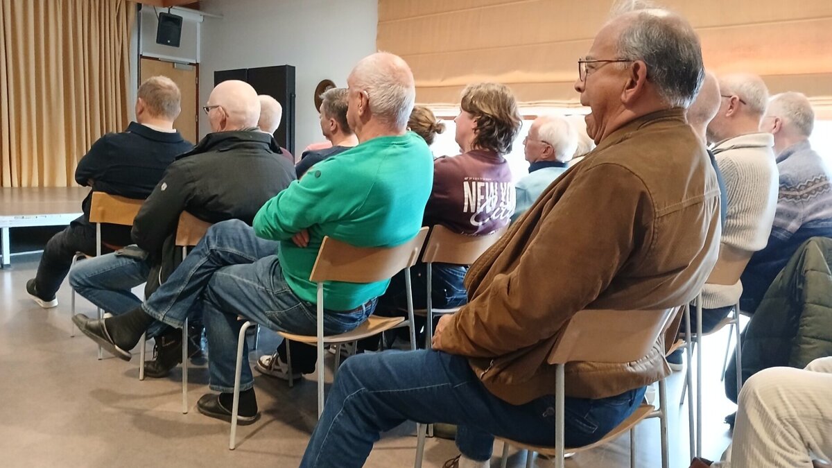 Ongeveer vijftig Beatles fans waren in de zaal 'de Evenaar' in de bieb.jpg