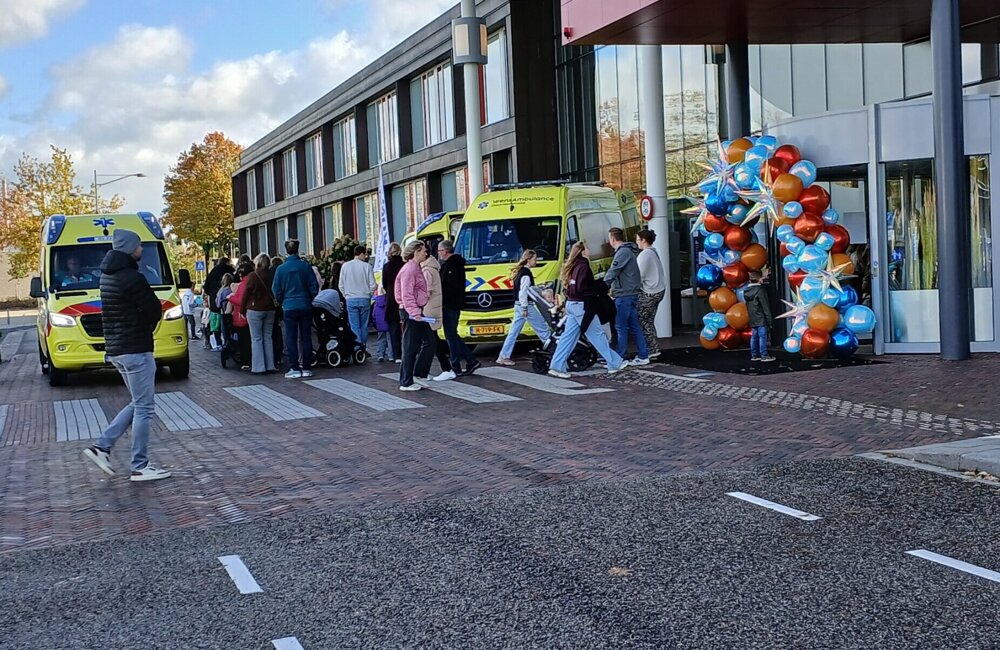 Veel belangstelling voor de ambulances bij de ingang