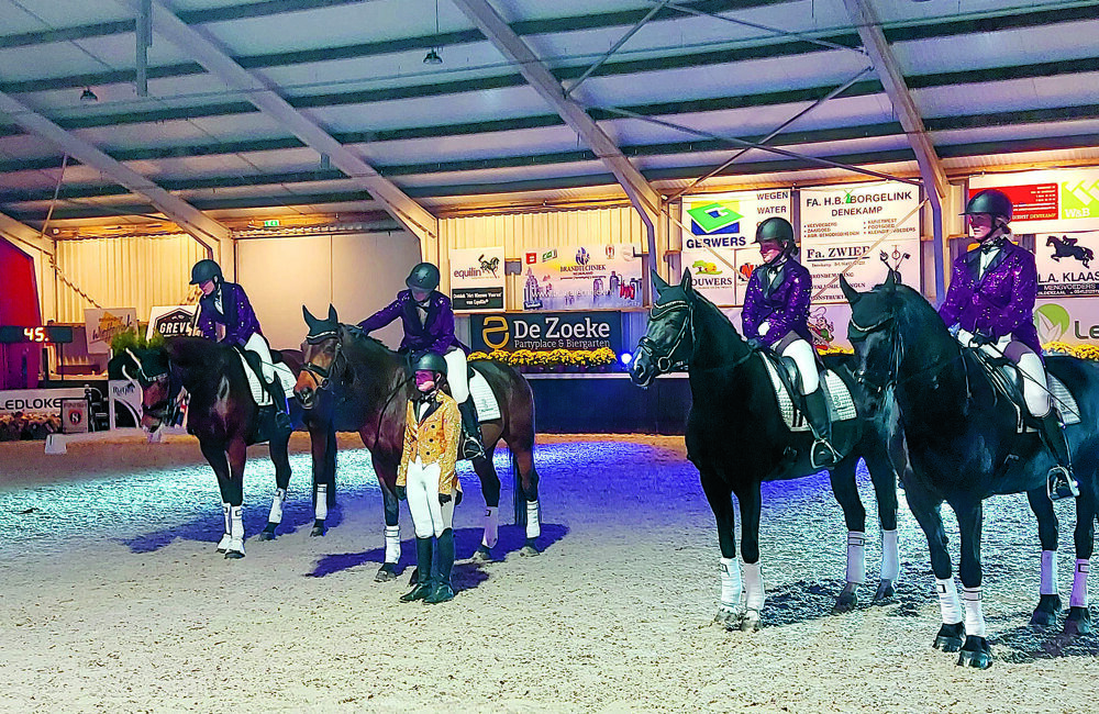 Het viertal Error bij de opstelling na afloop van hun show..jpg