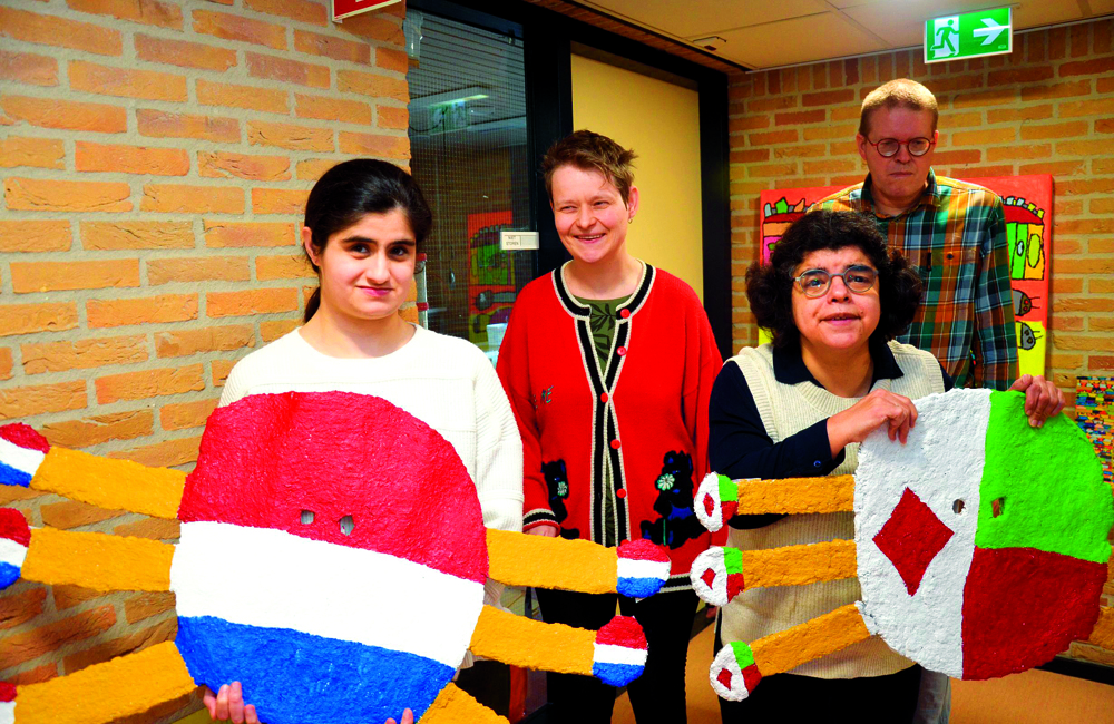 werk van de Artdesch medewerkers gaat naar  de grote Art Bienale in Hengelo.JPG
