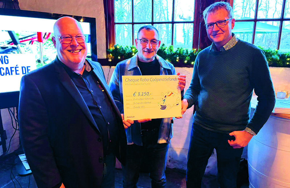 ontvangstmoment-repaircafe-delutte-22dec2025-rabobank-cooperatiefonds.jpeg