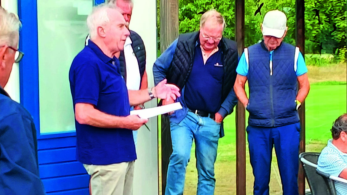 toernooidirecteur Colin geeft de laatste instructies