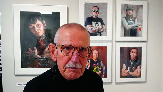 Rob ten Tusscher met zijn beijzonder portretten..jpg