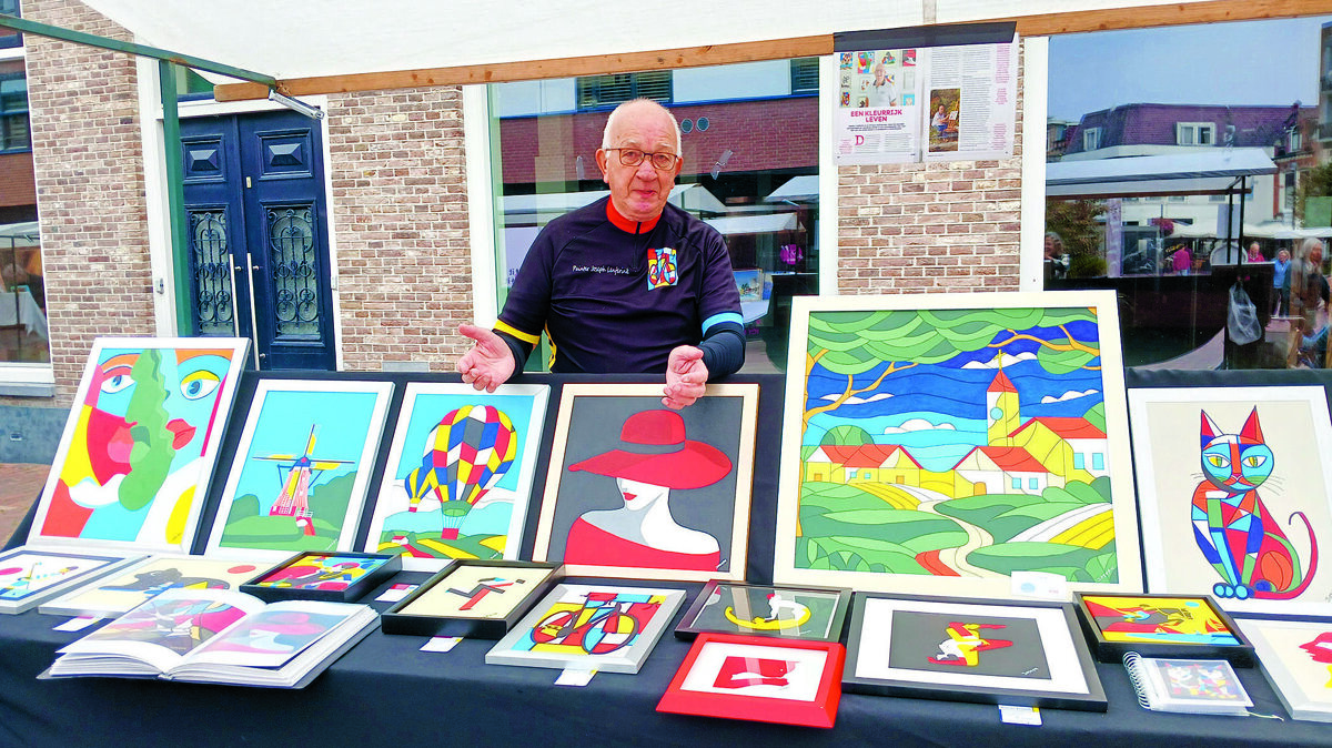 Joseph Lenferink met zijn 'Monderiaan getinte werken'..jpg