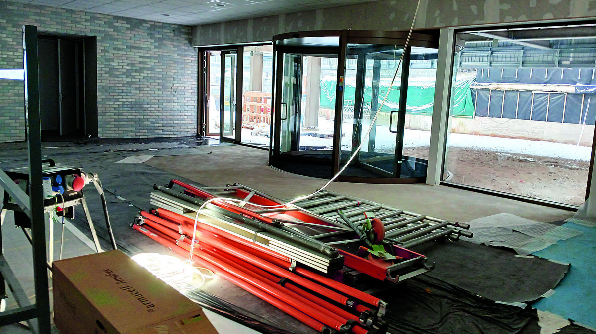 Aan de entree naar de nieuwe Sporthal moet nog een en ander gedaan worden.jpg