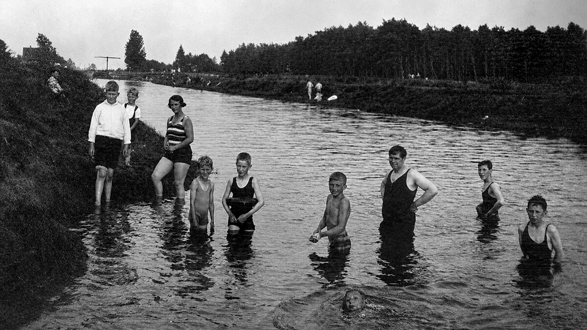 3. Familie ten Cate aan het zwemmen - Peter Leeuwen