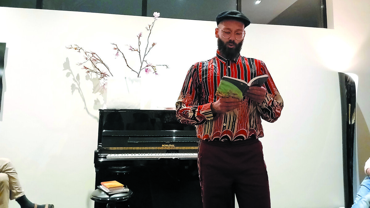 In een beschikbaar gestelde woonkamer droeg René Oskam hele boeiende gedichten voor.jpg