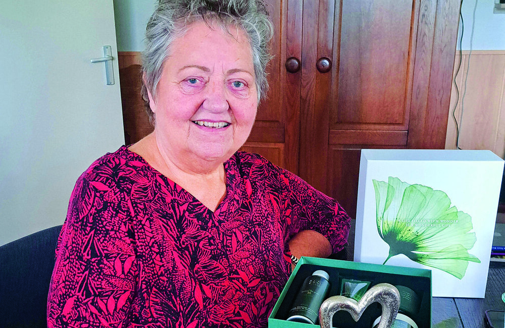 Elly met het cadeau.jpg