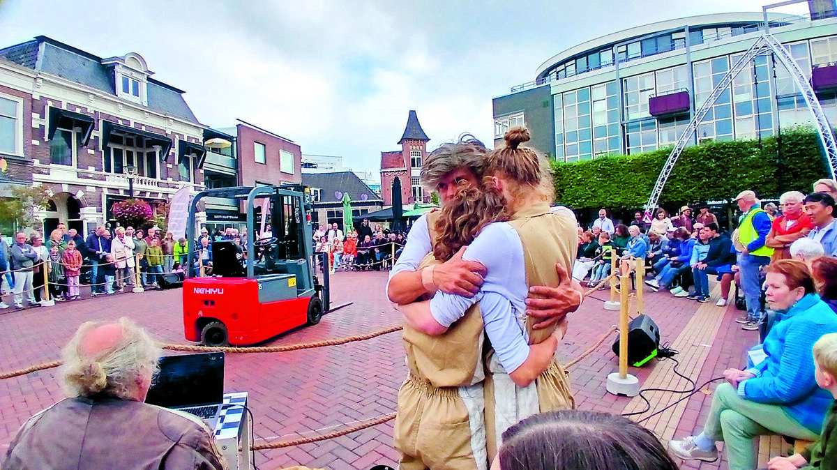 Even elkaar moet inspreken alvoren ze aan hun acrobatiek beginnen.jpg