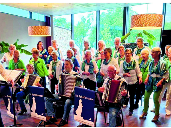 De Schellevissen De accordenist in het midden is Alexander schoemaker.jpg