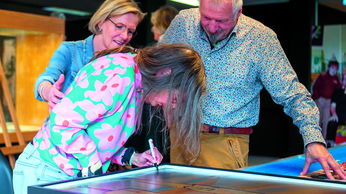 Floortje zet nog even een handtekening op haar werk. Foto Björn van den Elst.JPG