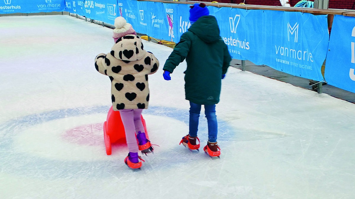 Ook jonge kinderen op de schaatsen.jpg