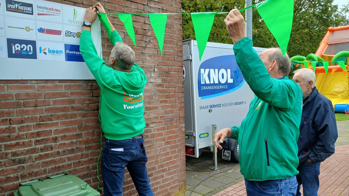 De voorzitter hielp mee alles te versieren