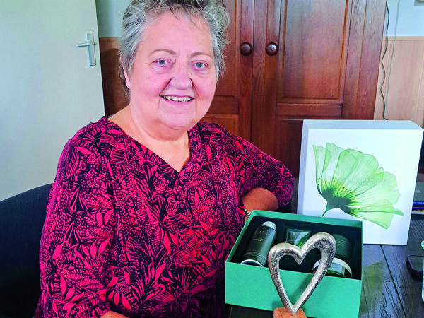 Elly met het cadeau.jpg